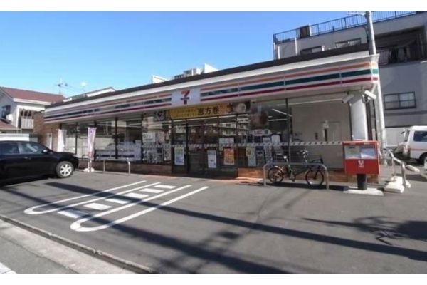 コムドットが騒いでいたコンビニを特定 動画内でも騒いでる様子が投稿されていた Basement Picks コムドットが騒いでいたコンビニを特定 動画内でも騒いでる様子が投稿されていた Basement Picks