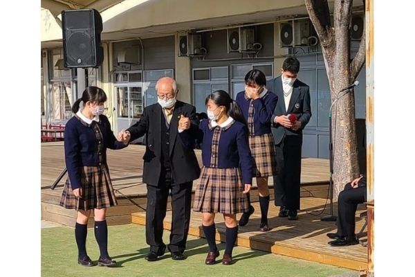 秀岳館校長と女子生徒