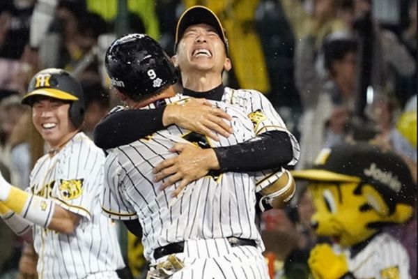 矢野燿大が選手の活躍を全力で喜ぶ様子